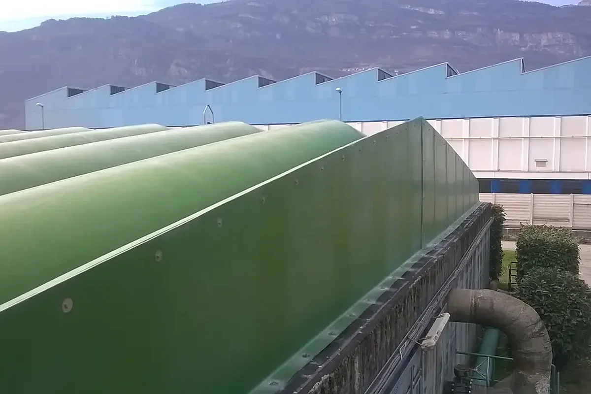 Moduli curvi in vetroresina accanto a tubazioni sul bordo della vasca